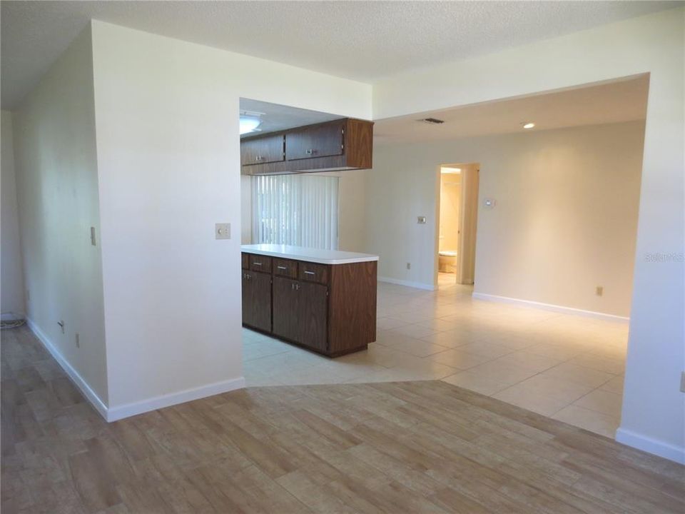 Active With Contract: $2,550 (2 beds, 2 baths, 1249 Square Feet)