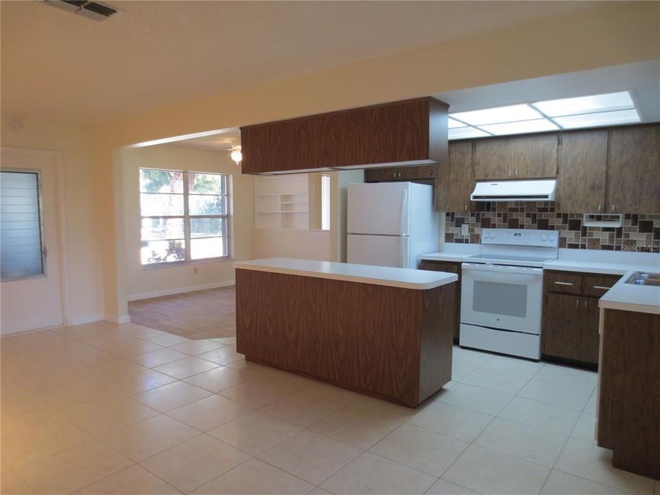 Active With Contract: $2,550 (2 beds, 2 baths, 1249 Square Feet)