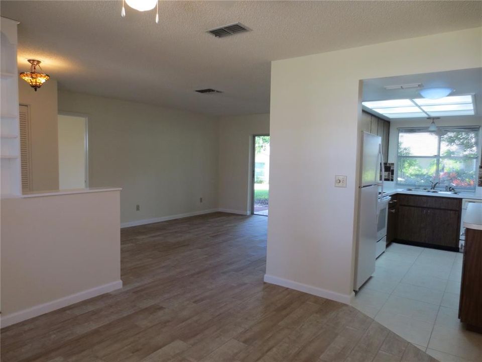 Active With Contract: $2,550 (2 beds, 2 baths, 1249 Square Feet)