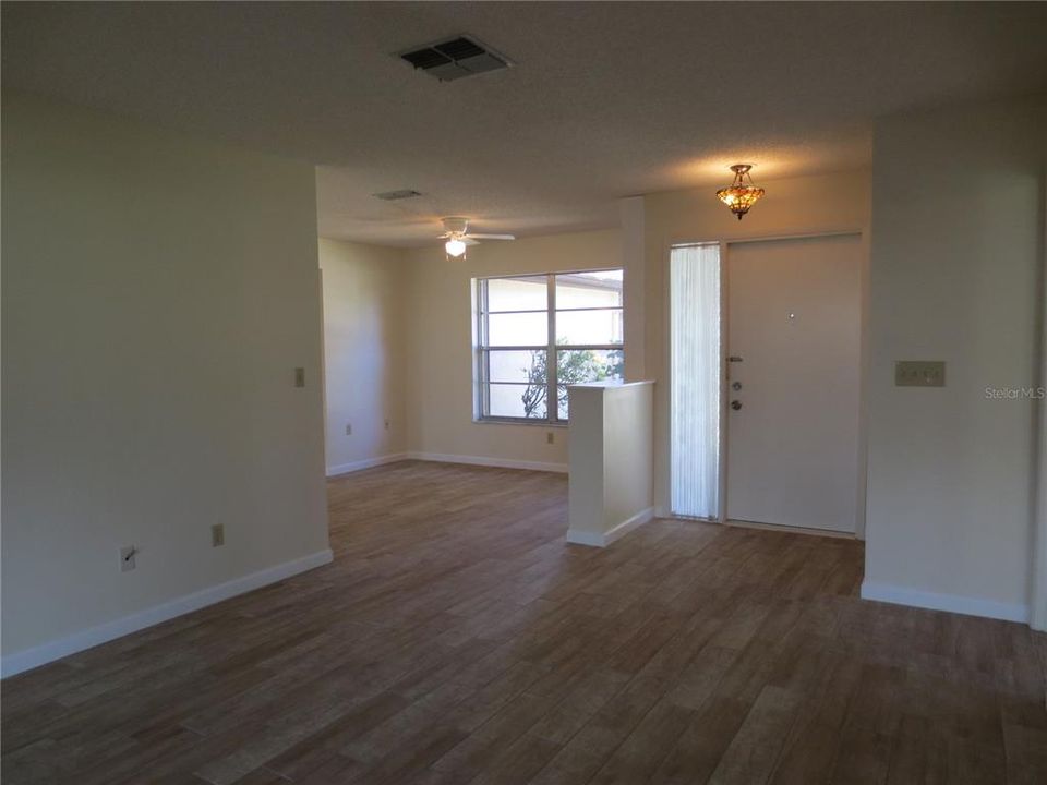 Active With Contract: $2,550 (2 beds, 2 baths, 1249 Square Feet)