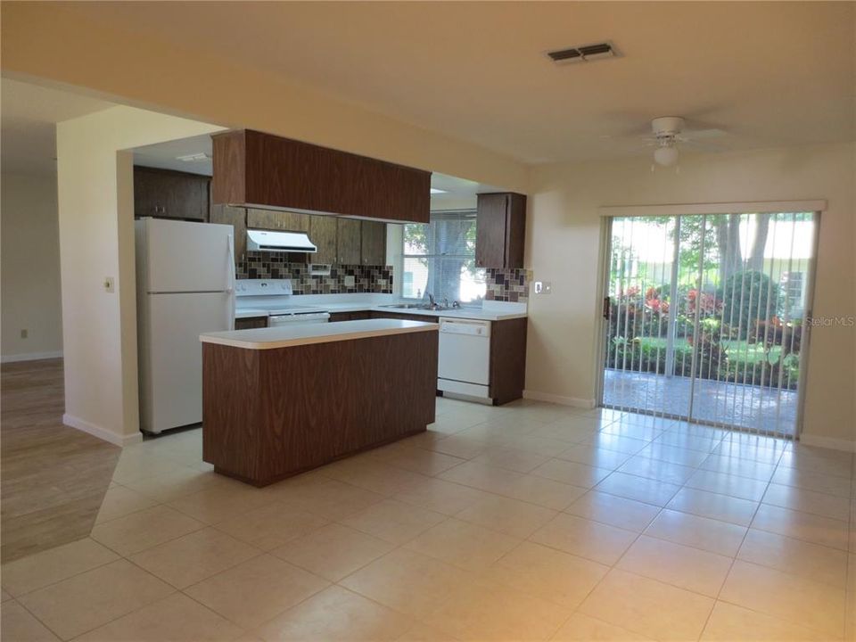 Active With Contract: $2,550 (2 beds, 2 baths, 1249 Square Feet)