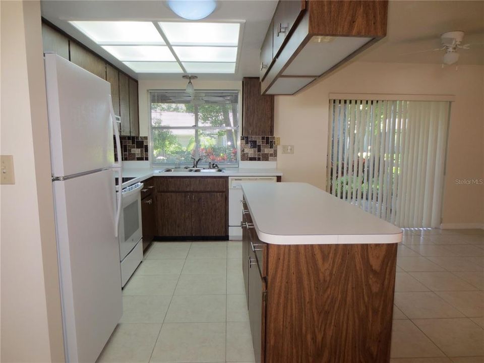 Active With Contract: $2,550 (2 beds, 2 baths, 1249 Square Feet)