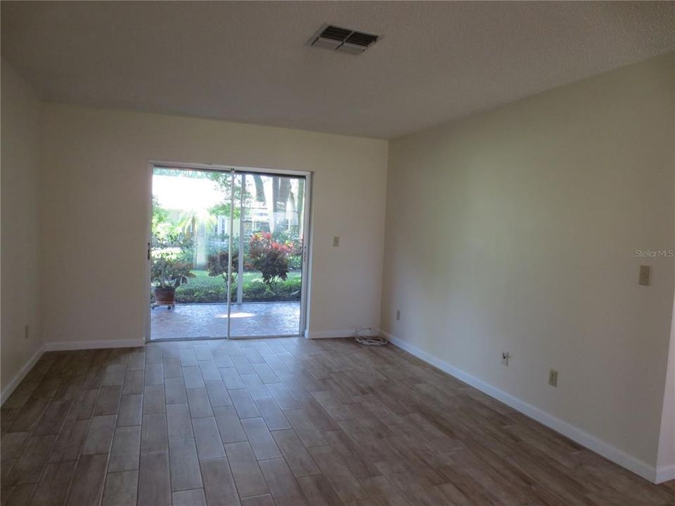 Active With Contract: $2,550 (2 beds, 2 baths, 1249 Square Feet)