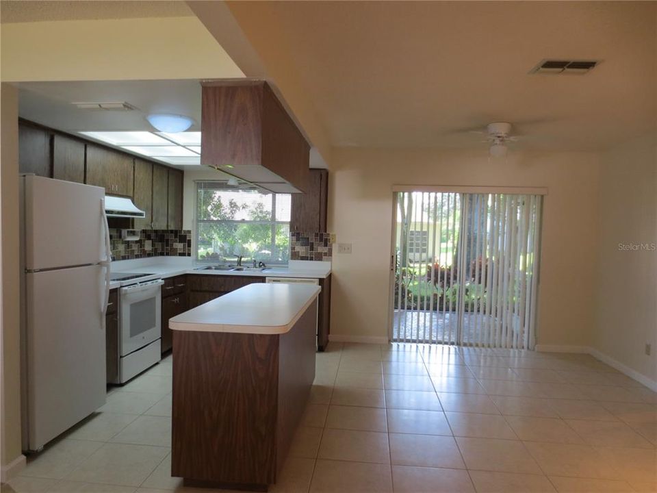 Active With Contract: $2,550 (2 beds, 2 baths, 1249 Square Feet)