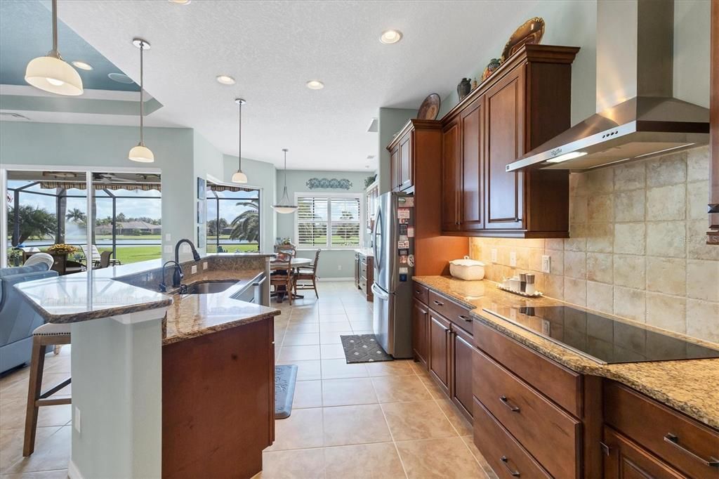 合同活跃: $745,000 (3 贝兹, 2 浴室, 2485 平方英尺)