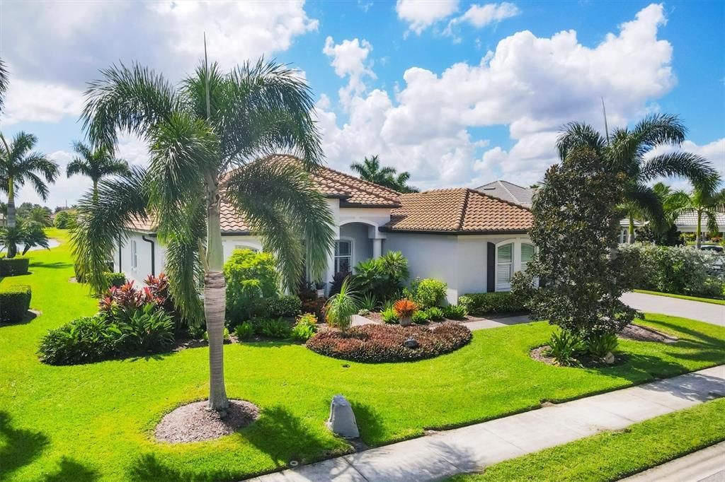 合同活跃: $745,000 (3 贝兹, 2 浴室, 2485 平方英尺)