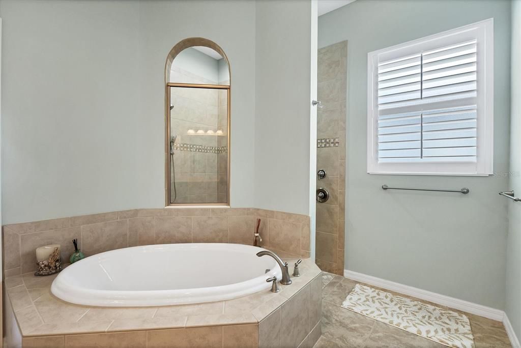 合同活跃: $745,000 (3 贝兹, 2 浴室, 2485 平方英尺)