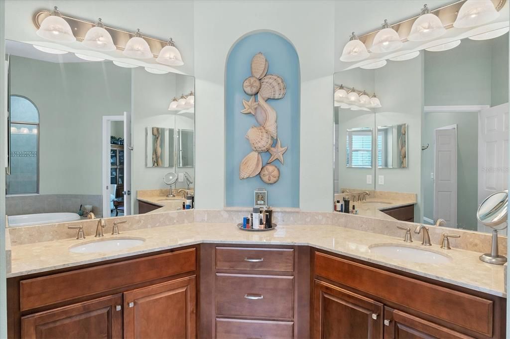 合同活跃: $745,000 (3 贝兹, 2 浴室, 2485 平方英尺)