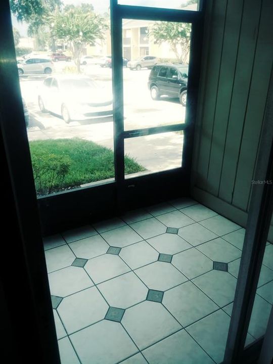 For Rent: $1,300 (2 beds, 1 baths, 826 Square Feet)