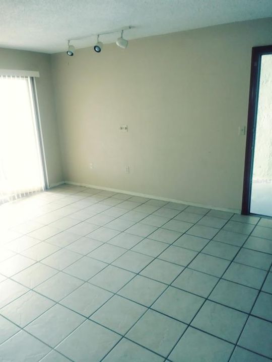 For Rent: $1,300 (2 beds, 1 baths, 826 Square Feet)