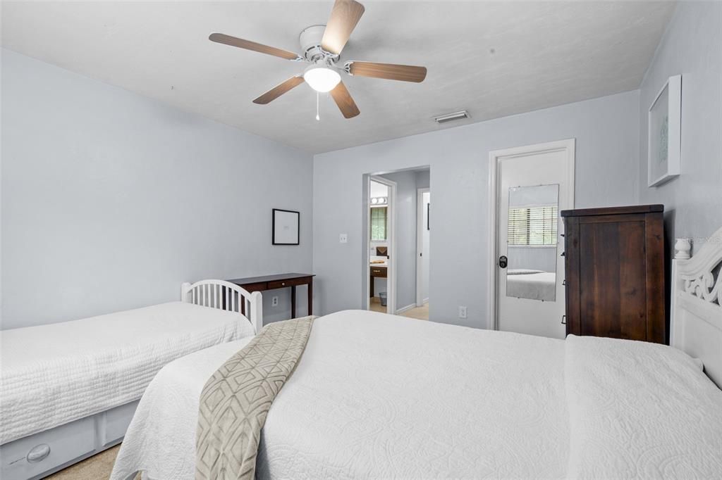 Active With Contract: $195,000 (3 beds, 3 baths, 1370 Square Feet)