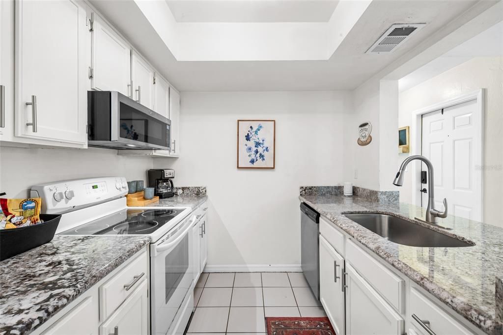 Active With Contract: $195,000 (3 beds, 3 baths, 1370 Square Feet)