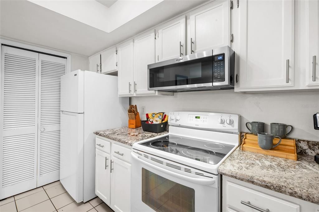 Active With Contract: $195,000 (3 beds, 3 baths, 1370 Square Feet)