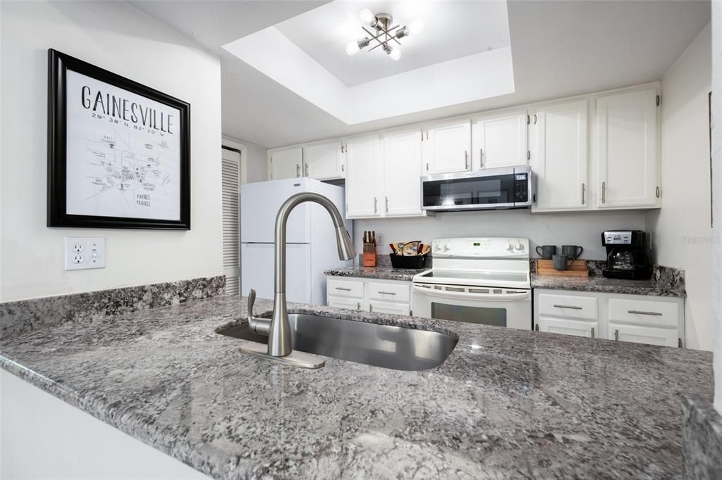 Active With Contract: $195,000 (3 beds, 3 baths, 1370 Square Feet)