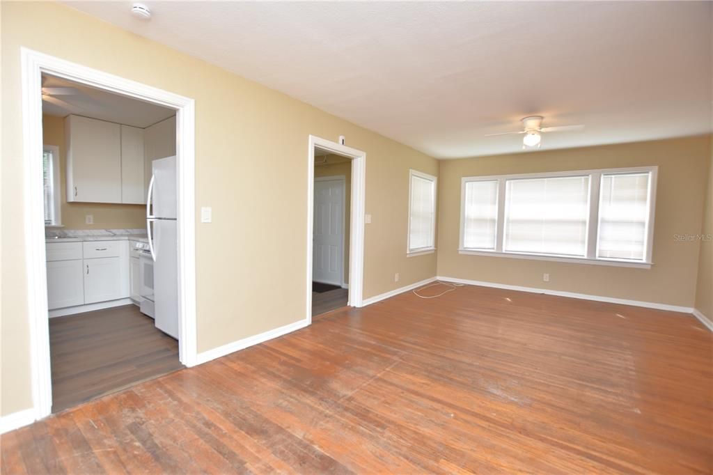 Под контрактом: $1,299 (2 спален, 1 ванн, 900 Квадратных фут)