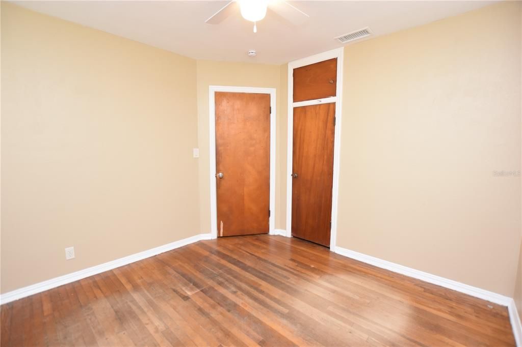 Под контрактом: $1,299 (2 спален, 1 ванн, 900 Квадратных фут)