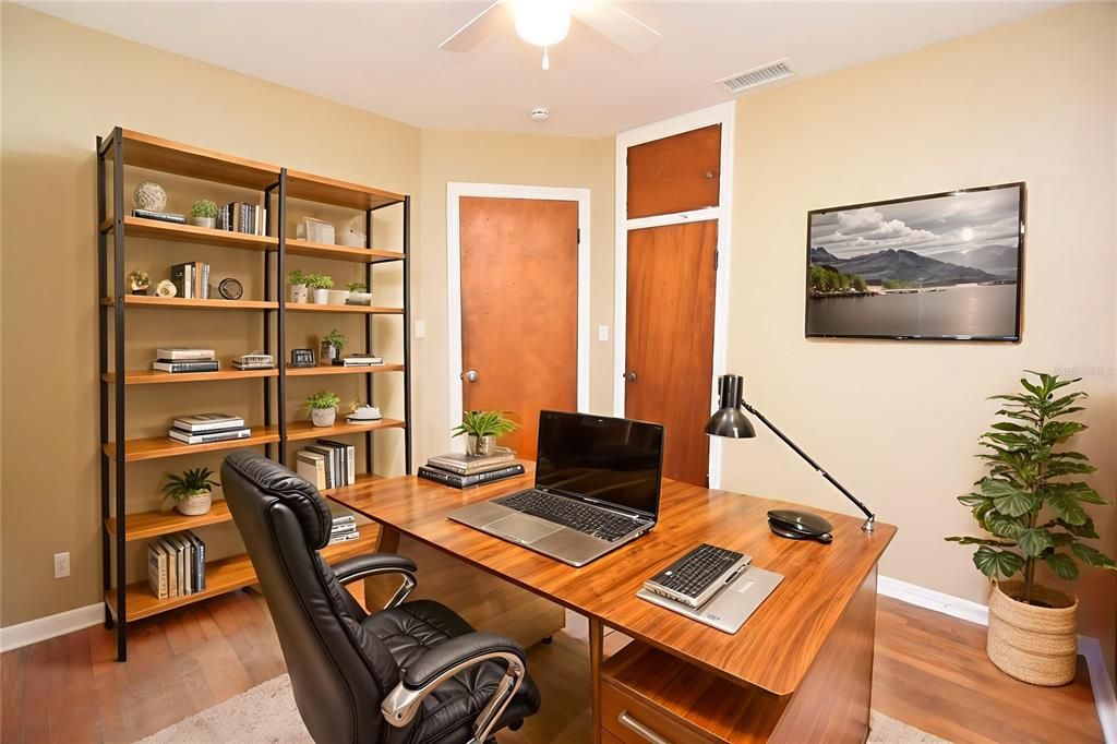 Под контрактом: $1,299 (2 спален, 1 ванн, 900 Квадратных фут)