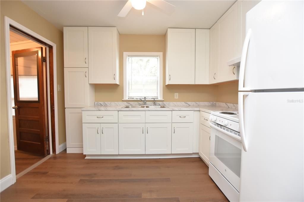 Под контрактом: $1,299 (2 спален, 1 ванн, 900 Квадратных фут)