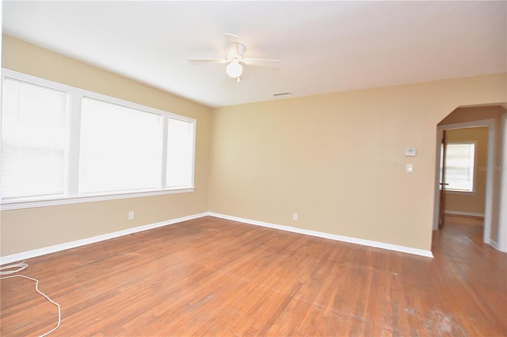 Под контрактом: $1,299 (2 спален, 1 ванн, 900 Квадратных фут)