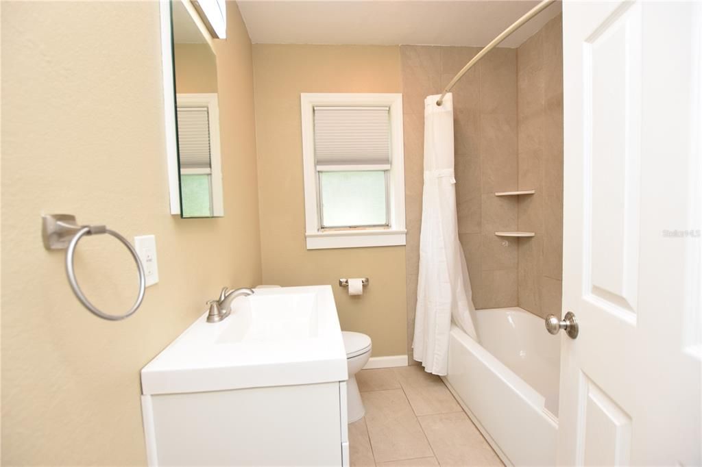 Под контрактом: $1,299 (2 спален, 1 ванн, 900 Квадратных фут)