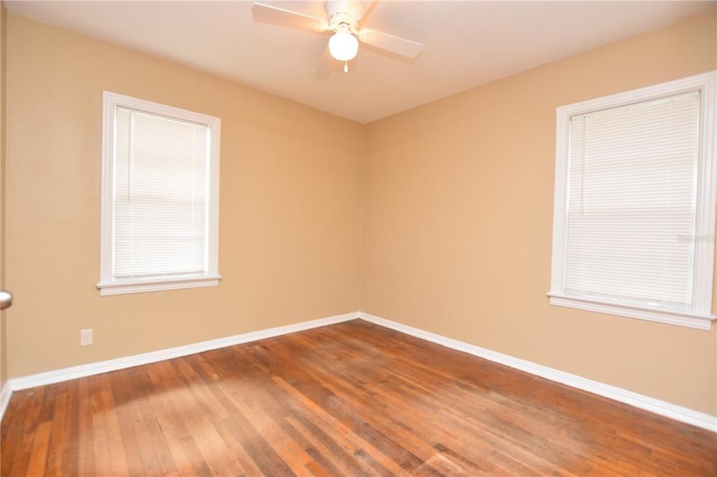 Под контрактом: $1,299 (2 спален, 1 ванн, 900 Квадратных фут)