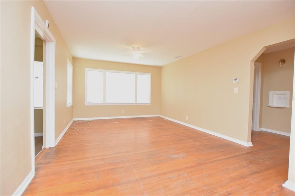 Под контрактом: $1,299 (2 спален, 1 ванн, 900 Квадратных фут)