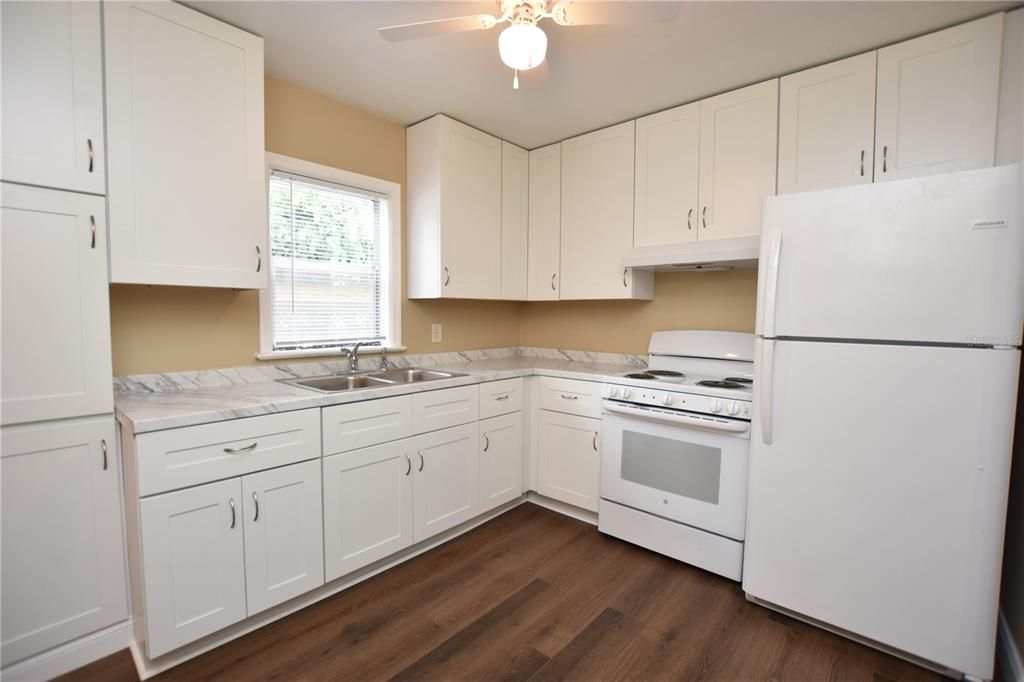 Под контрактом: $1,299 (2 спален, 1 ванн, 900 Квадратных фут)