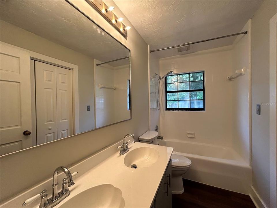 出租: $3,200 (4 贝兹, 2 浴室, 2025 平方英尺)