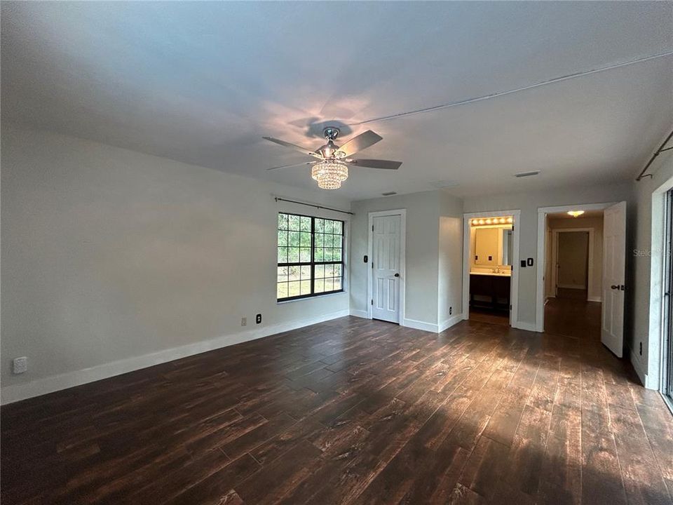 出租: $3,200 (4 贝兹, 2 浴室, 2025 平方英尺)