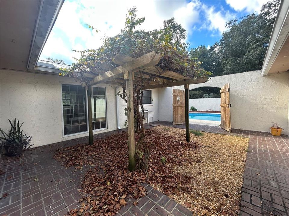 出租: $3,200 (4 贝兹, 2 浴室, 2025 平方英尺)