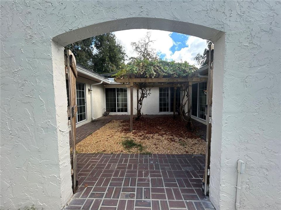 出租: $3,200 (4 贝兹, 2 浴室, 2025 平方英尺)