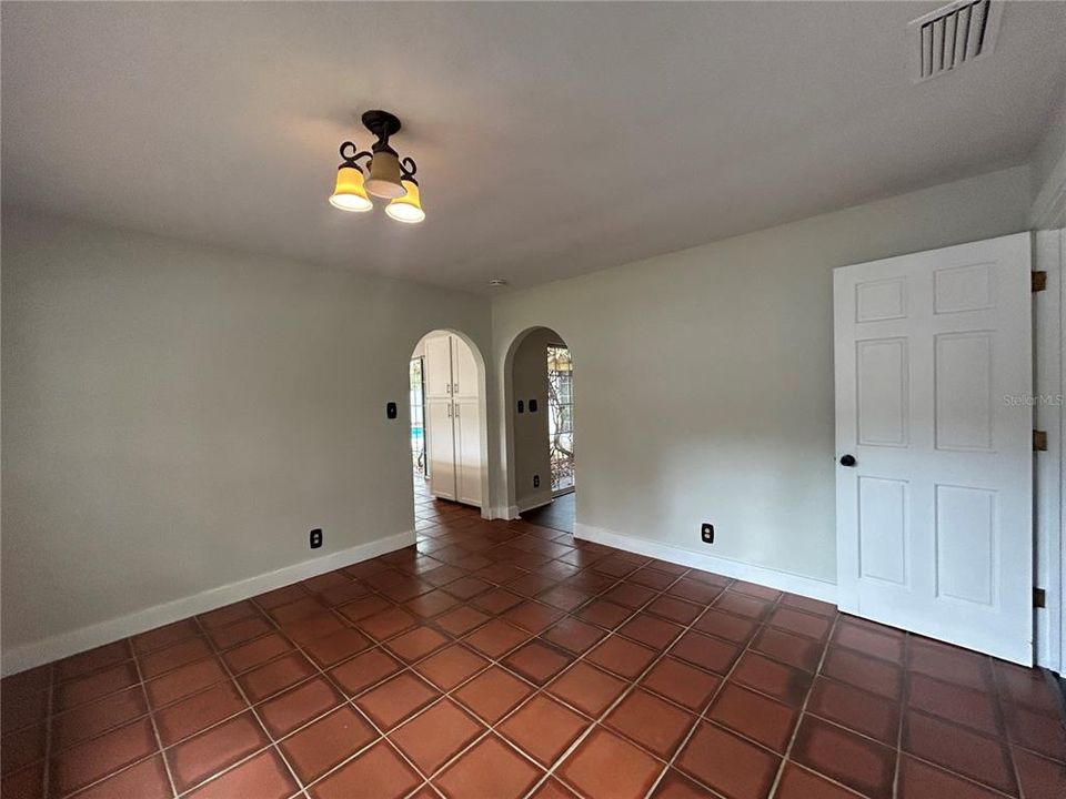 出租: $3,200 (4 贝兹, 2 浴室, 2025 平方英尺)