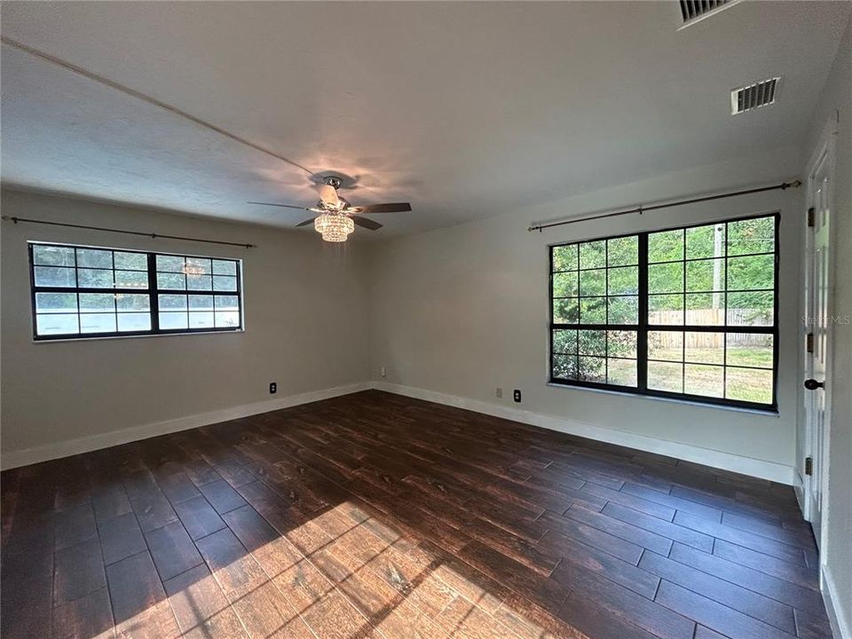 出租: $3,200 (4 贝兹, 2 浴室, 2025 平方英尺)