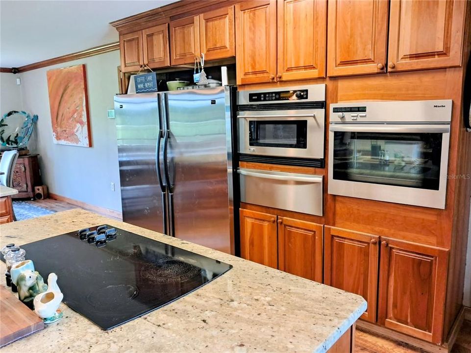 Active With Contract: $565,000 (2 beds, 3 baths, 2387 Square Feet)