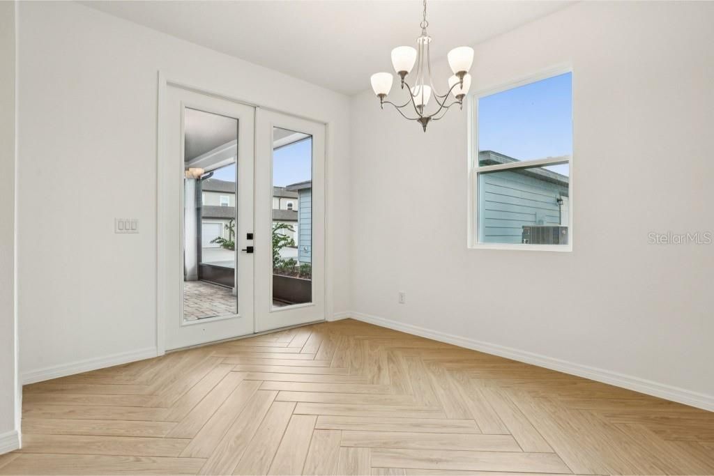 Под контрактом: $594,990 (3 спален, 2 ванн, 1791 Квадратных фут)