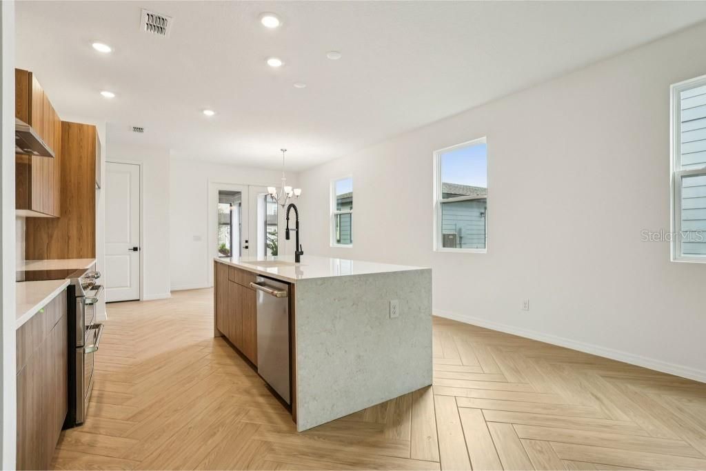 Под контрактом: $594,990 (3 спален, 2 ванн, 1791 Квадратных фут)