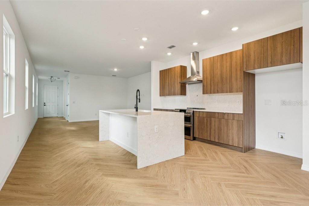 Под контрактом: $594,990 (3 спален, 2 ванн, 1791 Квадратных фут)