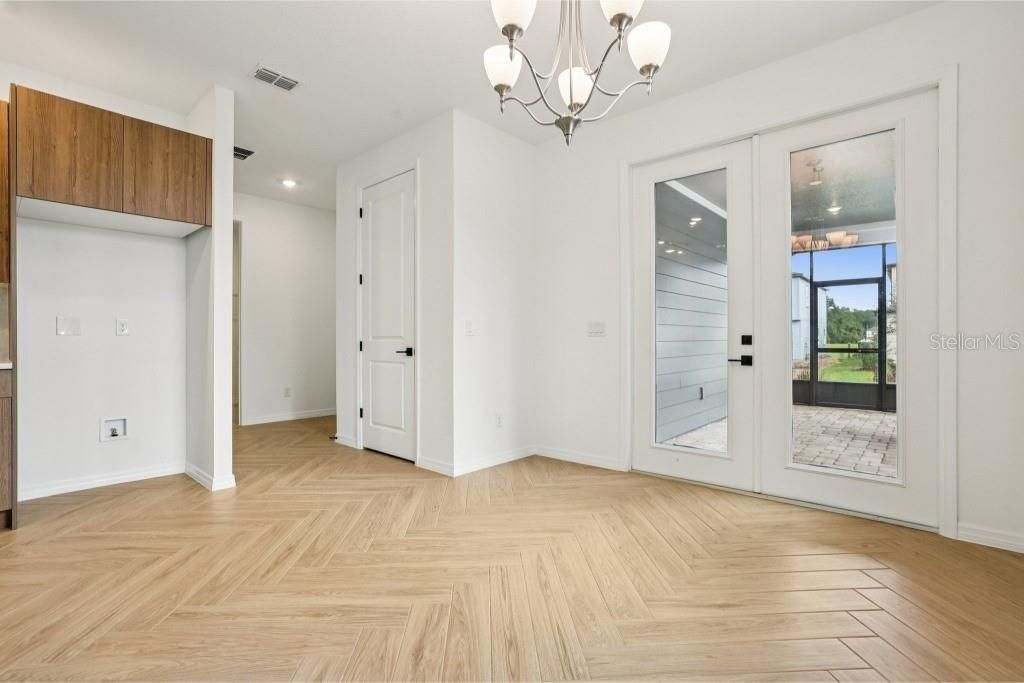 Под контрактом: $594,990 (3 спален, 2 ванн, 1791 Квадратных фут)