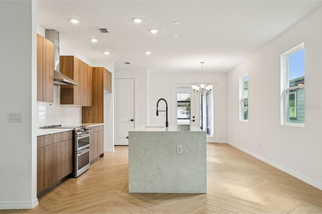 Под контрактом: $594,990 (3 спален, 2 ванн, 1791 Квадратных фут)