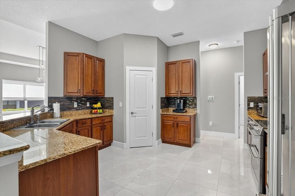 На продажу: $649,900 (5 спален, 3 ванн, 3430 Квадратных фут)