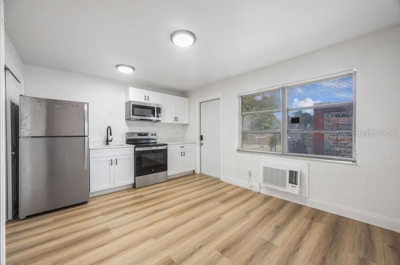 Под контрактом: $975,000 (6 спален, 0 ванн, 2160 Квадратных фут)