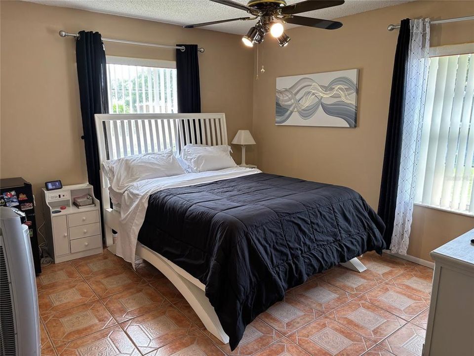 合同活跃: $275,000 (3 贝兹, 2 浴室, 1270 平方英尺)