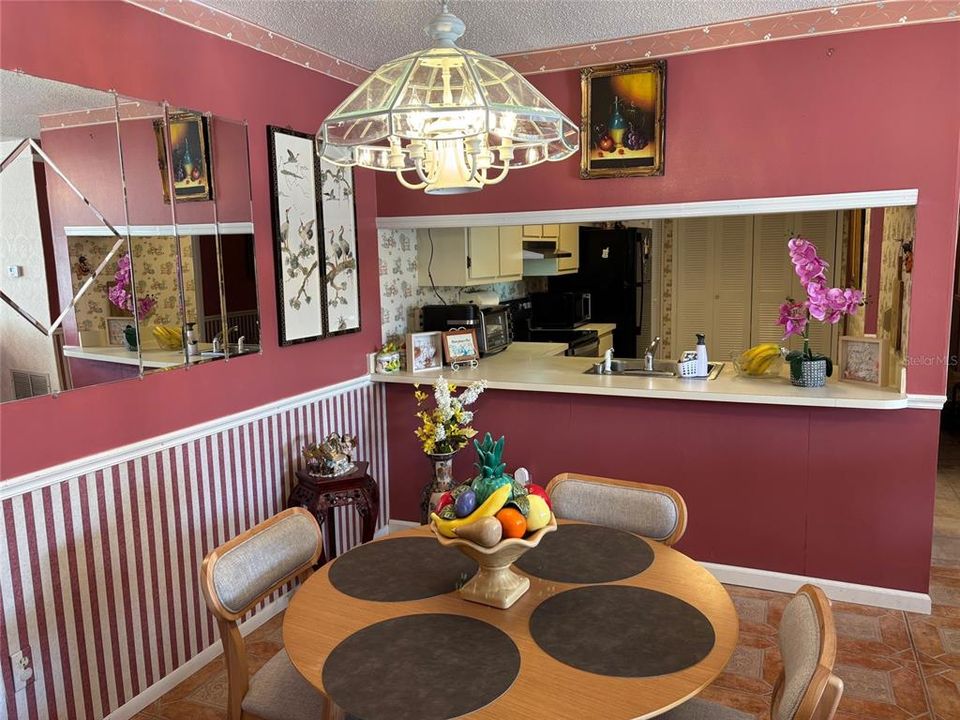 合同活跃: $275,000 (3 贝兹, 2 浴室, 1270 平方英尺)