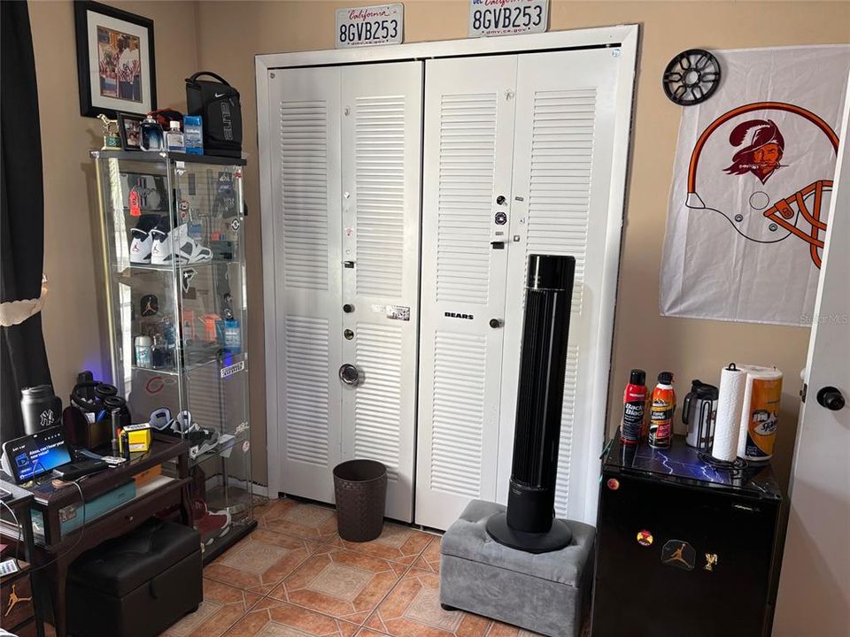 合同活跃: $275,000 (3 贝兹, 2 浴室, 1270 平方英尺)