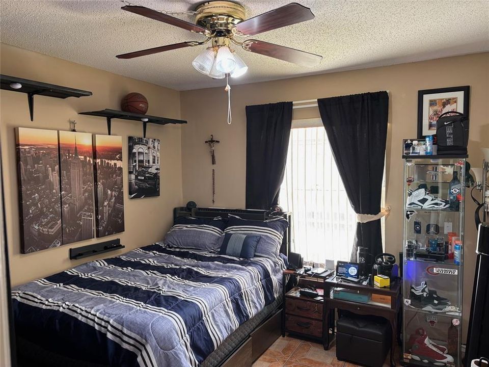 合同活跃: $275,000 (3 贝兹, 2 浴室, 1270 平方英尺)