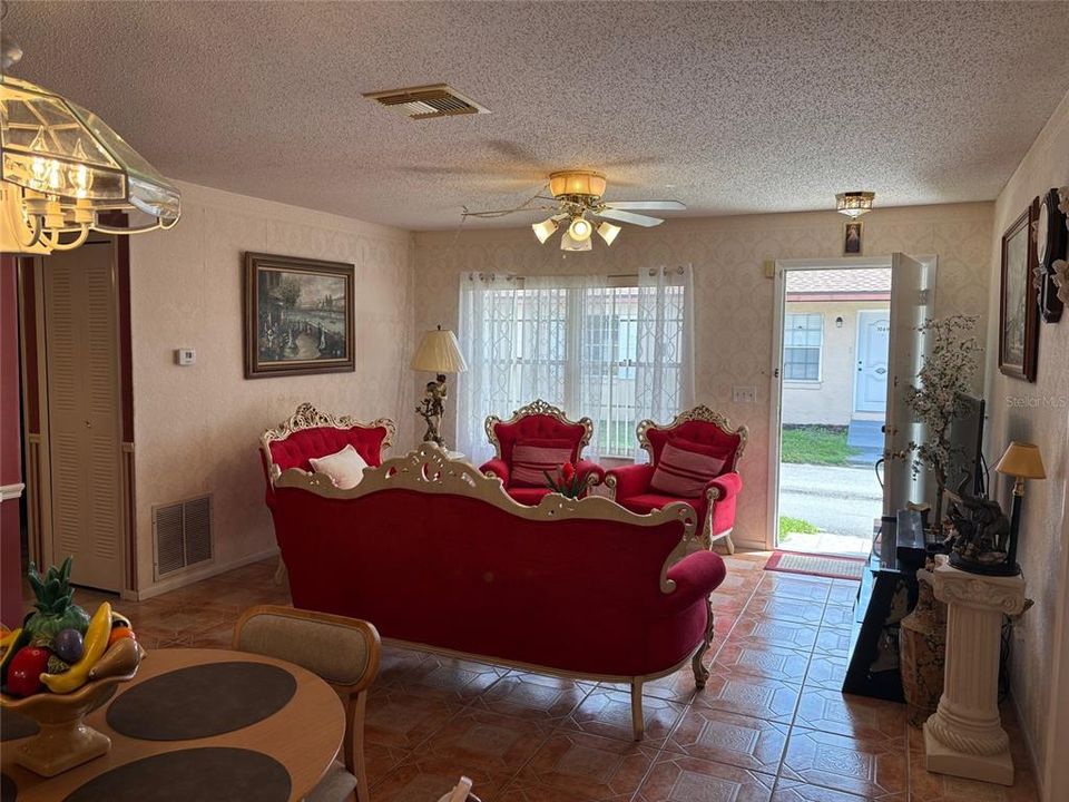 合同活跃: $275,000 (3 贝兹, 2 浴室, 1270 平方英尺)