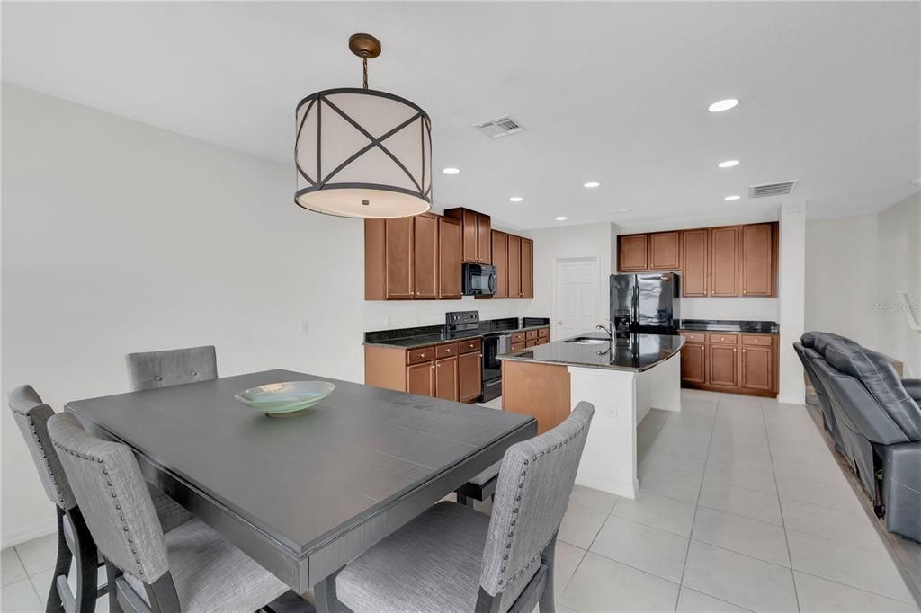 合同活跃: $509,900 (4 贝兹, 2 浴室, 2328 平方英尺)