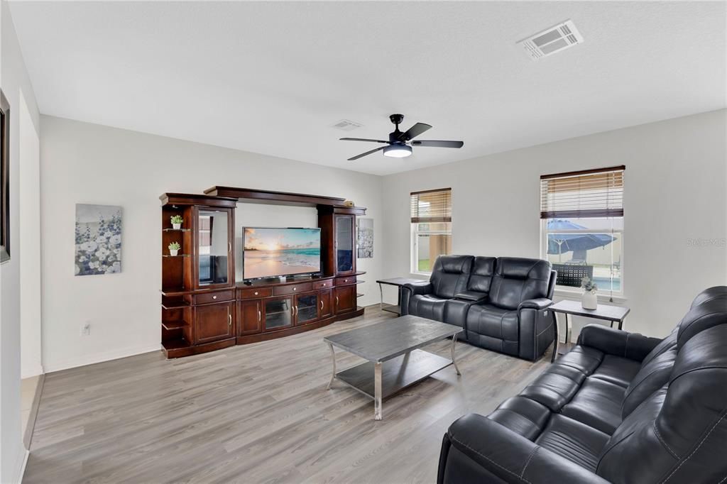 合同活跃: $509,900 (4 贝兹, 2 浴室, 2328 平方英尺)