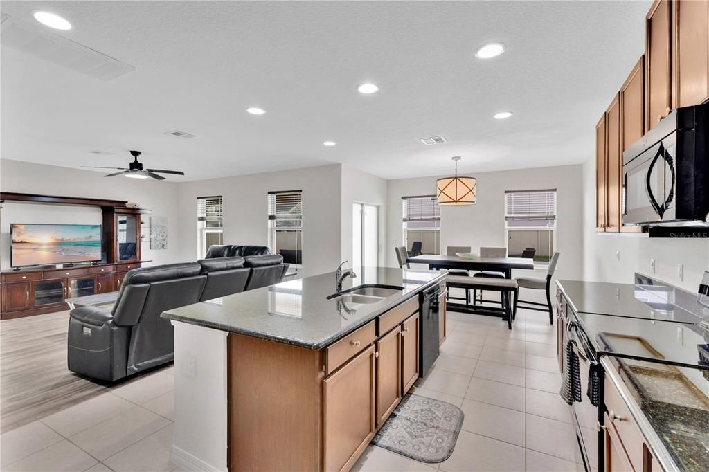 合同活跃: $509,900 (4 贝兹, 2 浴室, 2328 平方英尺)