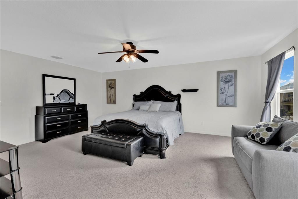 合同活跃: $509,900 (4 贝兹, 2 浴室, 2328 平方英尺)